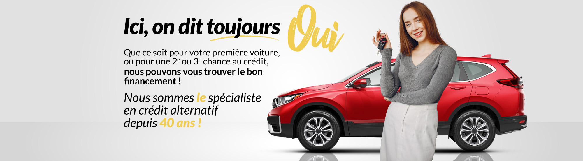 Jeune femme tenant des clés devant un véhicule