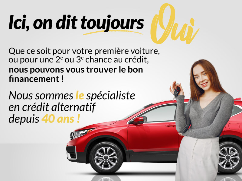 Jeune femme tenant des clés devant un véhicule